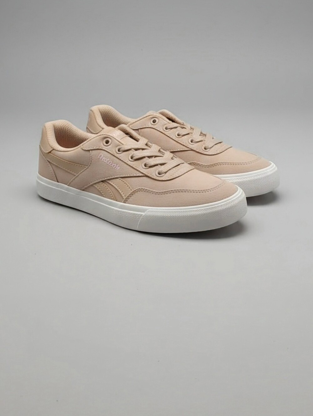 Reebok Casual Sneakers in Beige and White Size 8